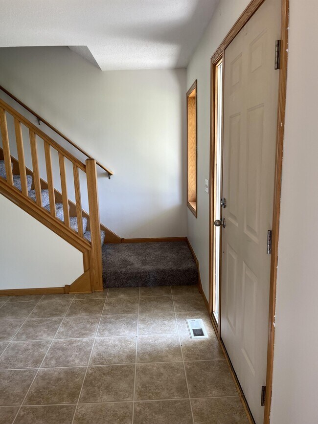 Building Photo - 9141 Leaf Cir