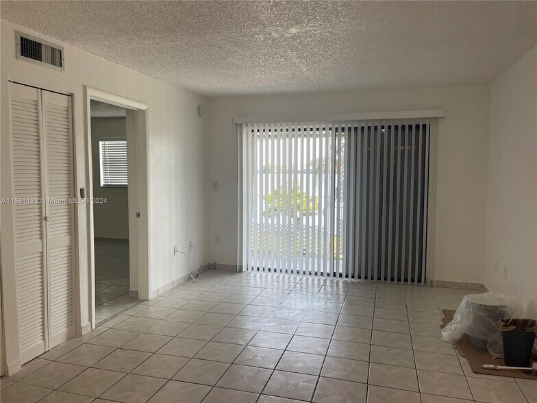 Building Photo - 2744 W 60th St