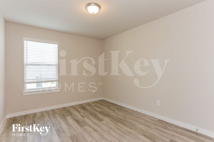 Building Photo - 325 Nima Ln