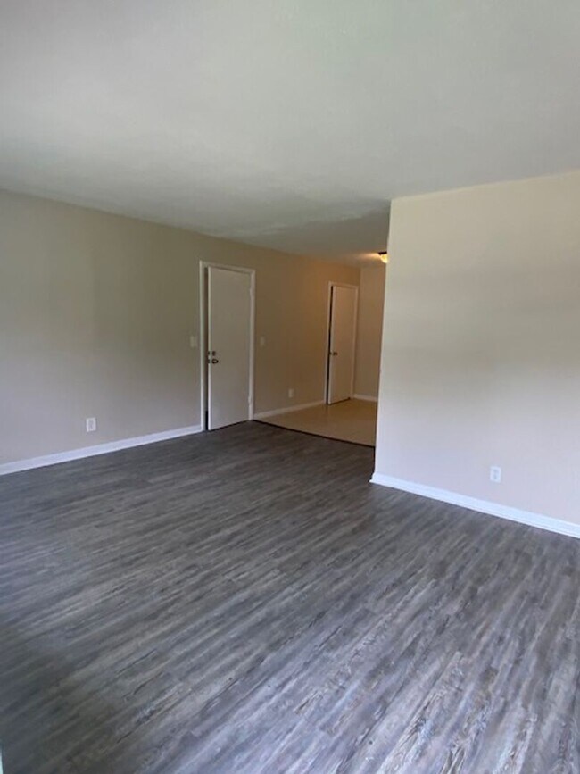 Building Photo - Quiet North Columbus Home