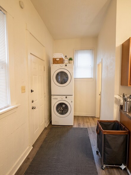 Building Photo - 2910 E Carson St