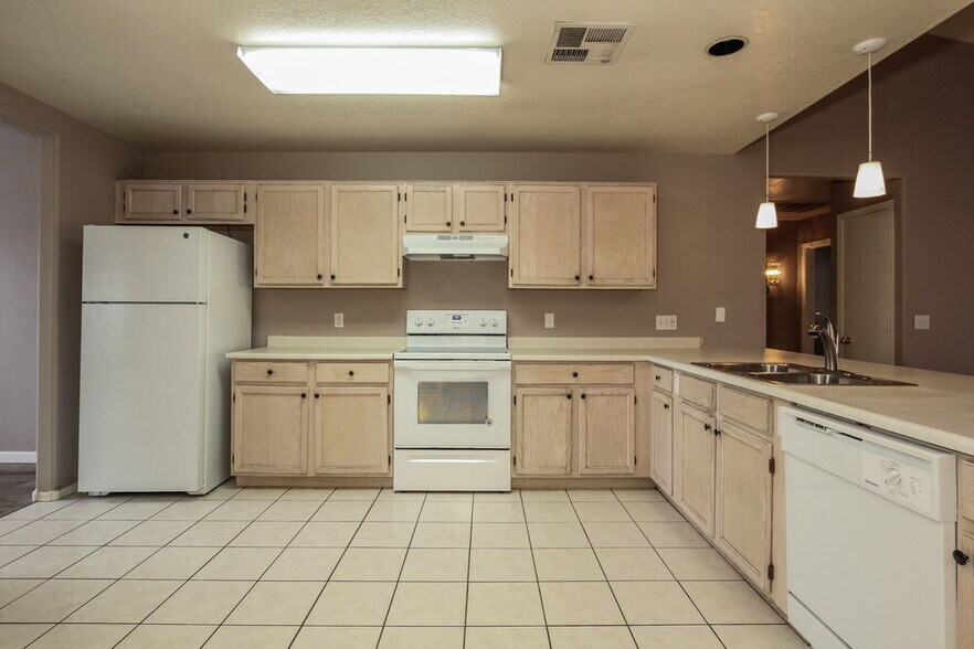Building Photo - 8720 W Tuckey Ln