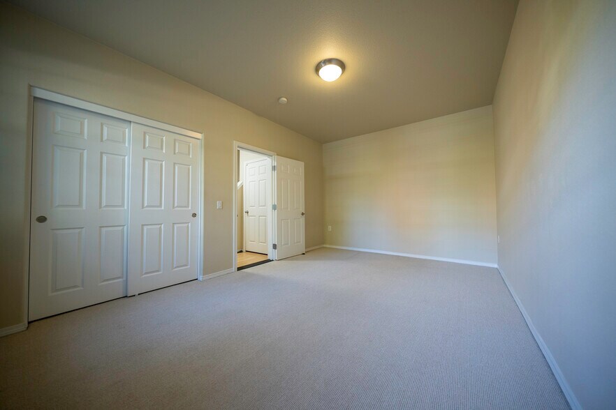 Ground floor bedroom 1 - 4828 SE Teakwood St