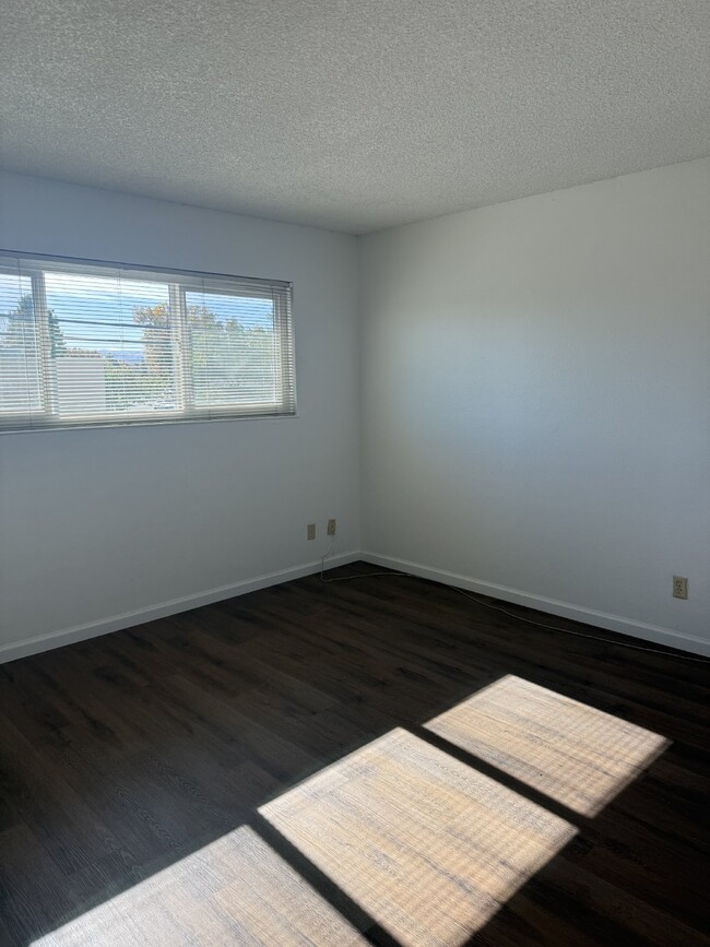 Building Photo - Refreshed 2 Bed, 1 Bath Tracy Apartment