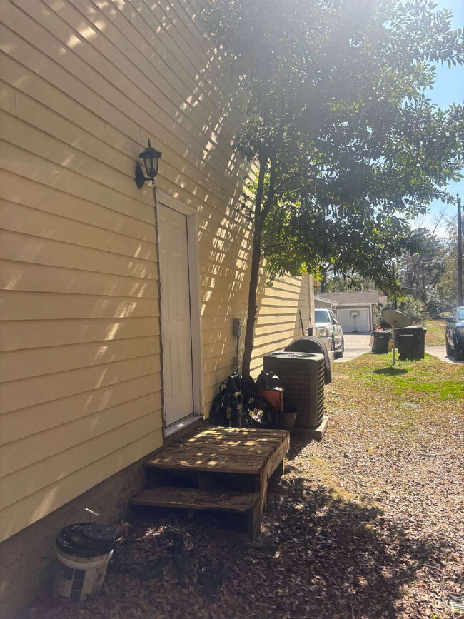 Building Photo - Awesome 3x3 Townhouse with Private Driveway!