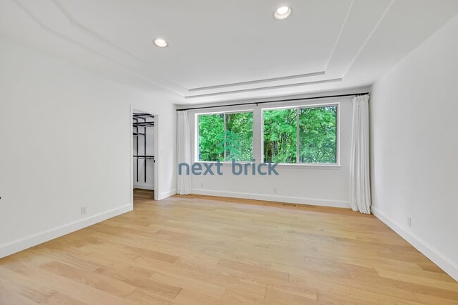 Building Photo - Beautiful Bellevue Home with 4 Beds + Bonu...
