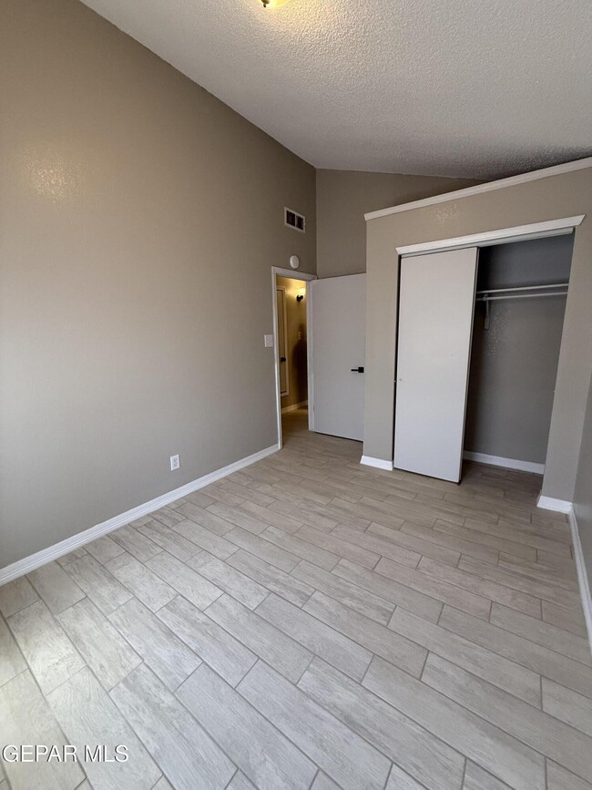 Building Photo - 9128 Bur Oak Cir