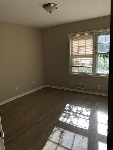 Building Photo - 1015 Eastview Rd NE