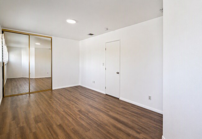 Building Photo - 220 Lilac Ct