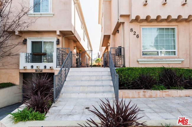 Building Photo - 826 Main St