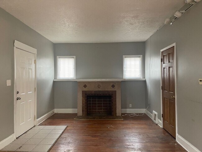 Building Photo - 4 Bedroom 2 bath House Available Now!!