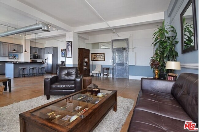 Building Photo - 108 W 2nd St