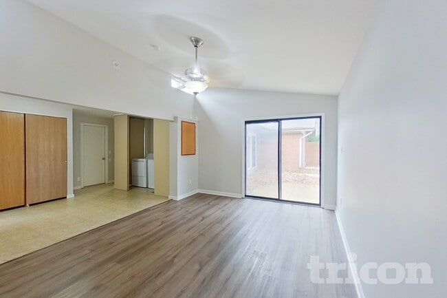 Building Photo - 9235 Laurel Hill Dr