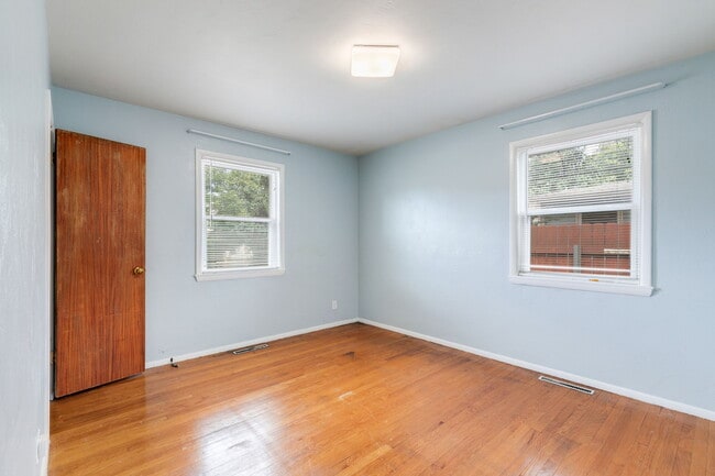 Building Photo - 1411 Custer Ave