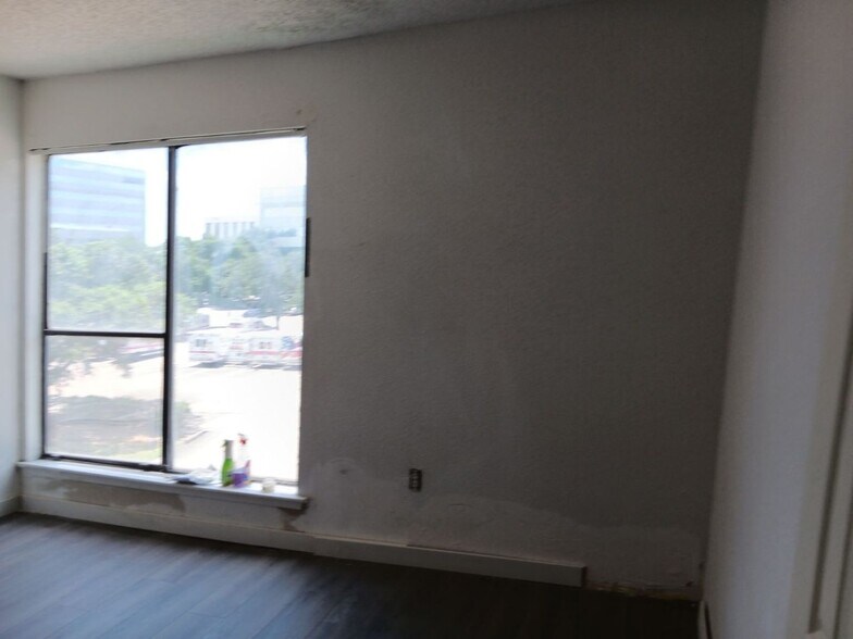 Building Photo - 2818 S Bartell Dr