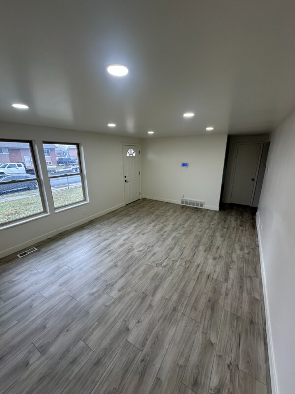 Building Photo - 8169 Ivy Dr