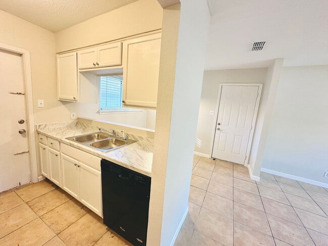 Building Photo - 186 - 4748SUBN