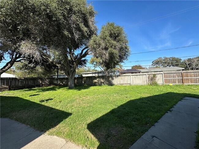 Building Photo - 117 Holly Dr