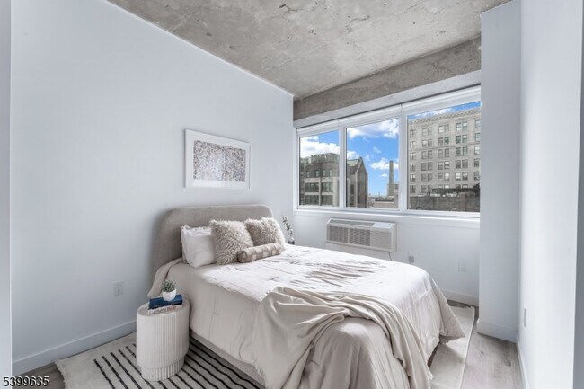 Building Photo - 10 Commerce Ct