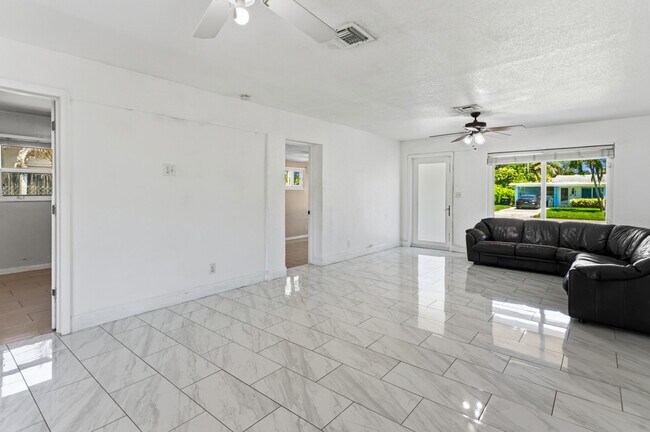 Building Photo - 2748 SW 46th Ct