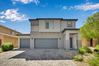 Building Photo - Gorgeous 5 Bedroom home!