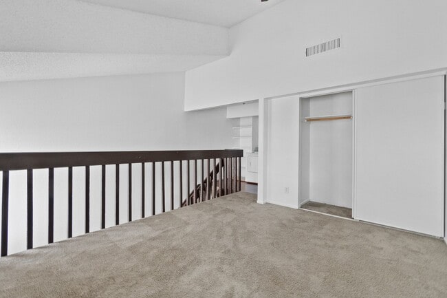 Building Photo - 1 Bedroom Townhouse With Hardwood Flooring...
