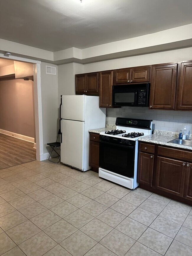 Building Photo - Spacious East Baltimore Home for Rent! Cen...