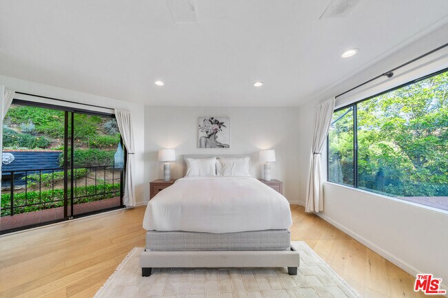 Building Photo - 9305 Beverlycrest Dr