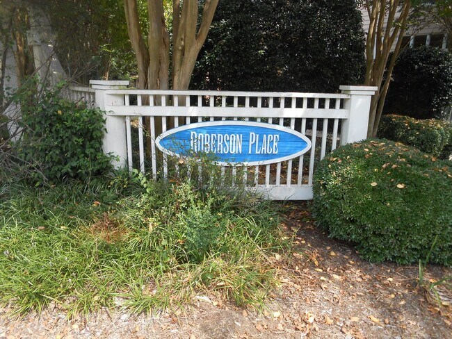 Building Photo - Beautifully Updated Townhome in Prime Carrboro Location – Walk to Downtown & Weaver Street Market