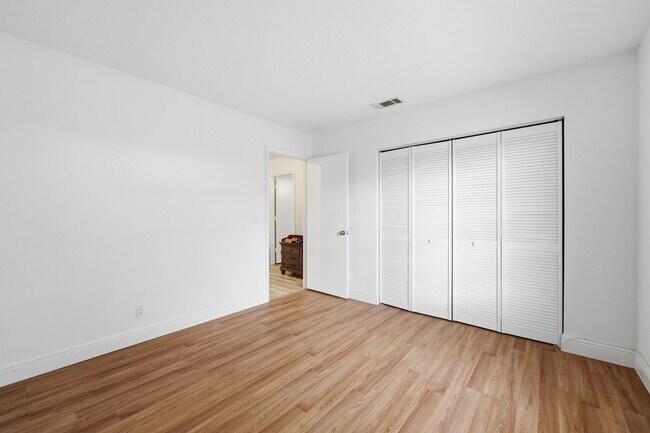 Building Photo - 301 Lakewood Dr
