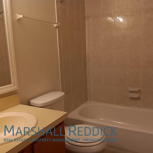 Building Photo - Charming 3 Bedroom 2 Bathroom Single Famil...