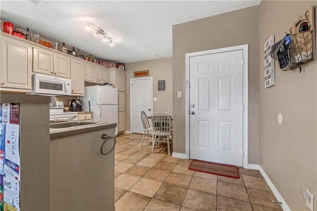 Building Photo - Available August 2026! Spacious 4 Bed House in South College Station!