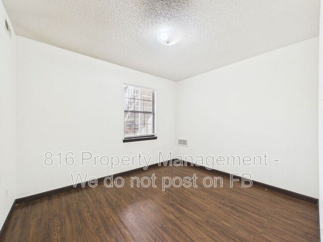 Building Photo - 1020 NE Lindsay Ave