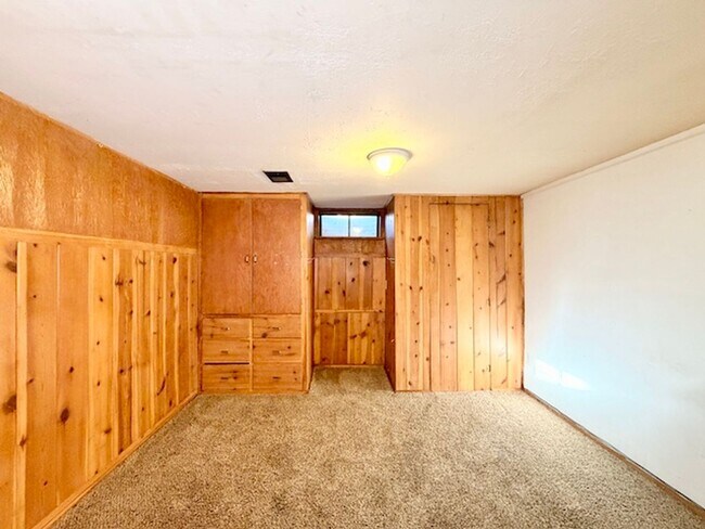 Building Photo - DEC RENT FREE FOR A LEASE STARTING BY NOV 15TH! - BRICK HOME WITH FINISHED BASEMENT