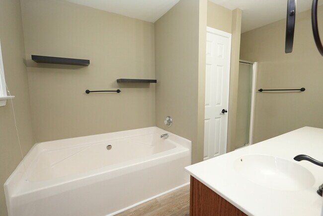 Building Photo - Spacious 4-bedroom, 2.5-bath home with a p...