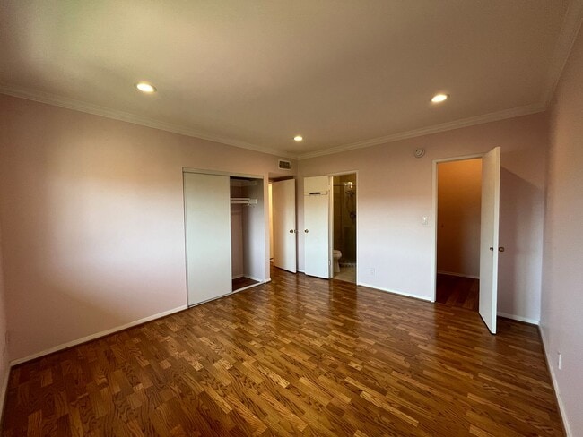 Building Photo - Encino 2+2 w/pool + spa, parking + extra storage!