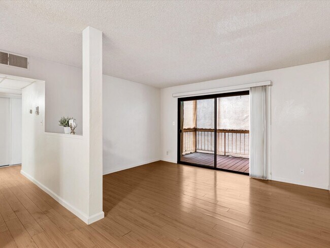 Building Photo - 2955 Lakeside Dr