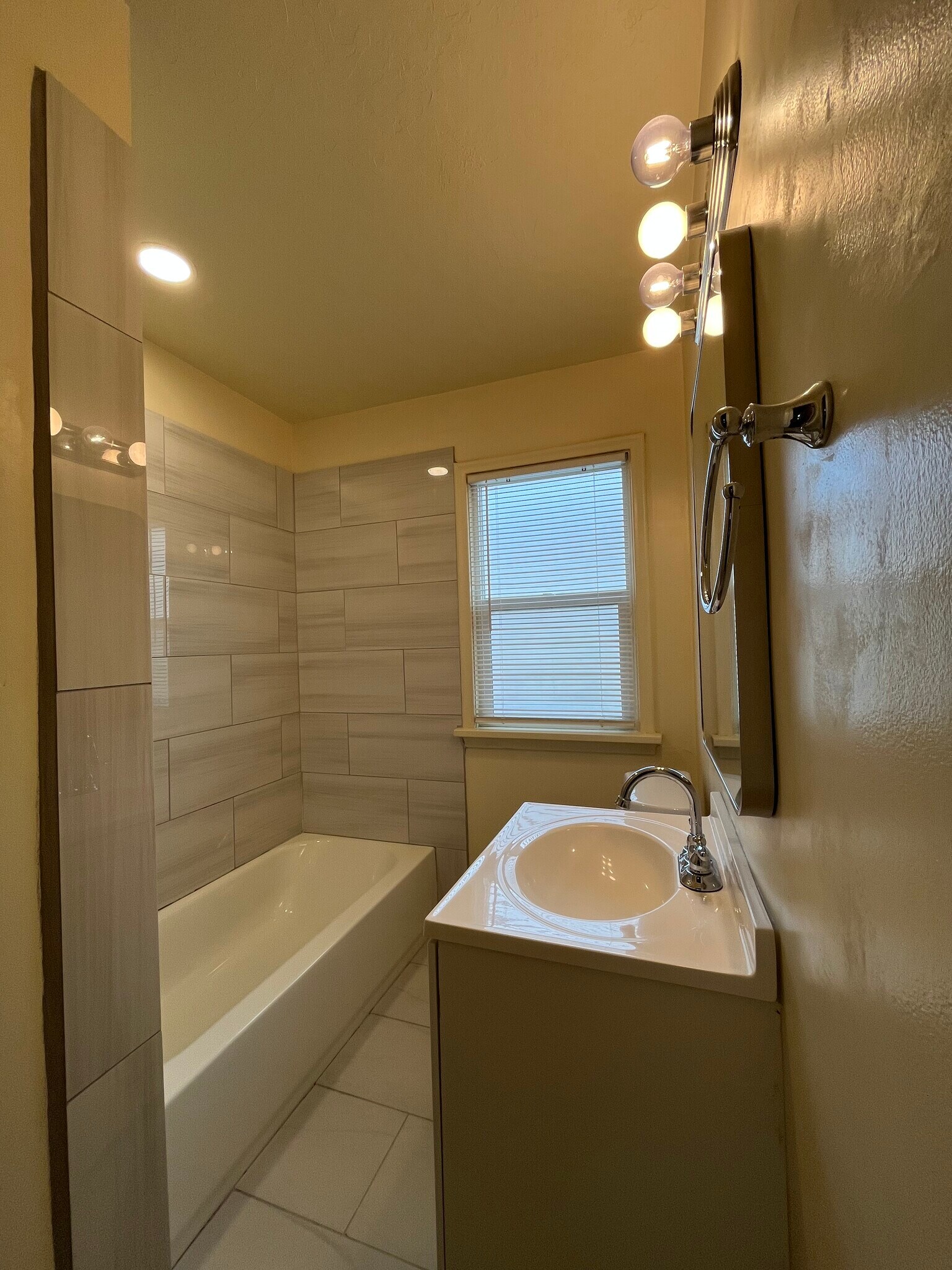 Building Photo - 332 E Utopia Ave