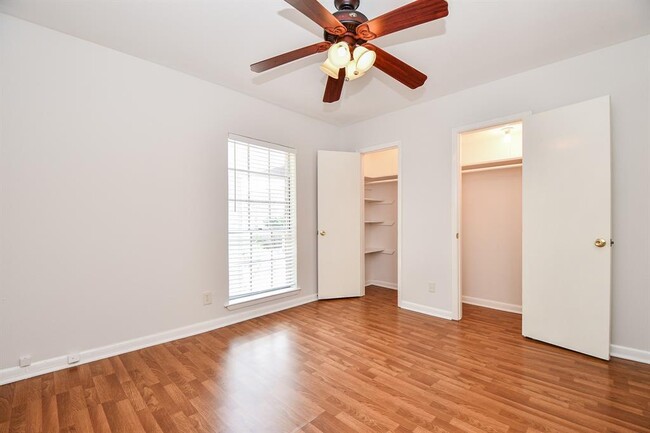 Building Photo - 2824 Briarhurst Dr