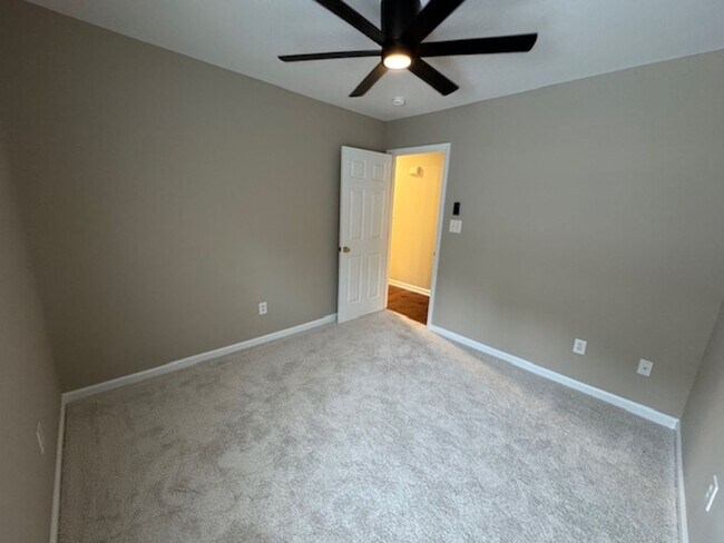 Building Photo - Short term lease available!