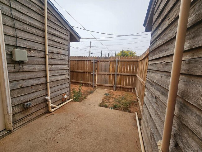 Building Photo - 728 SW 7th Pl