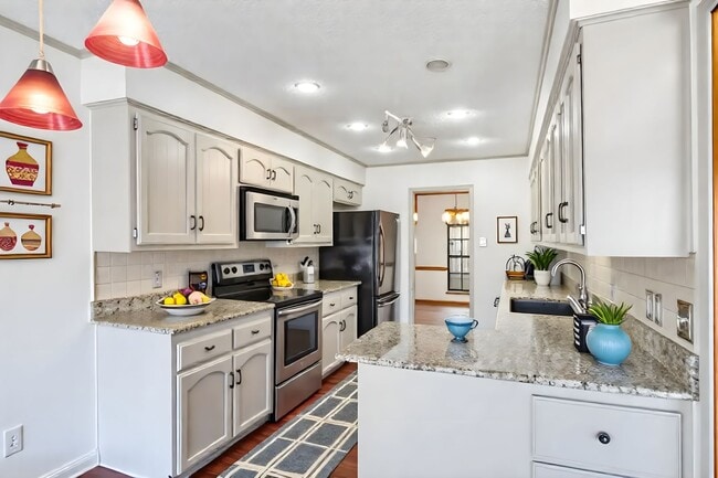 Building Photo - Beautiful 3 Bed / 2 Bath Home in Fort Smith (0.73 Acre Lot)