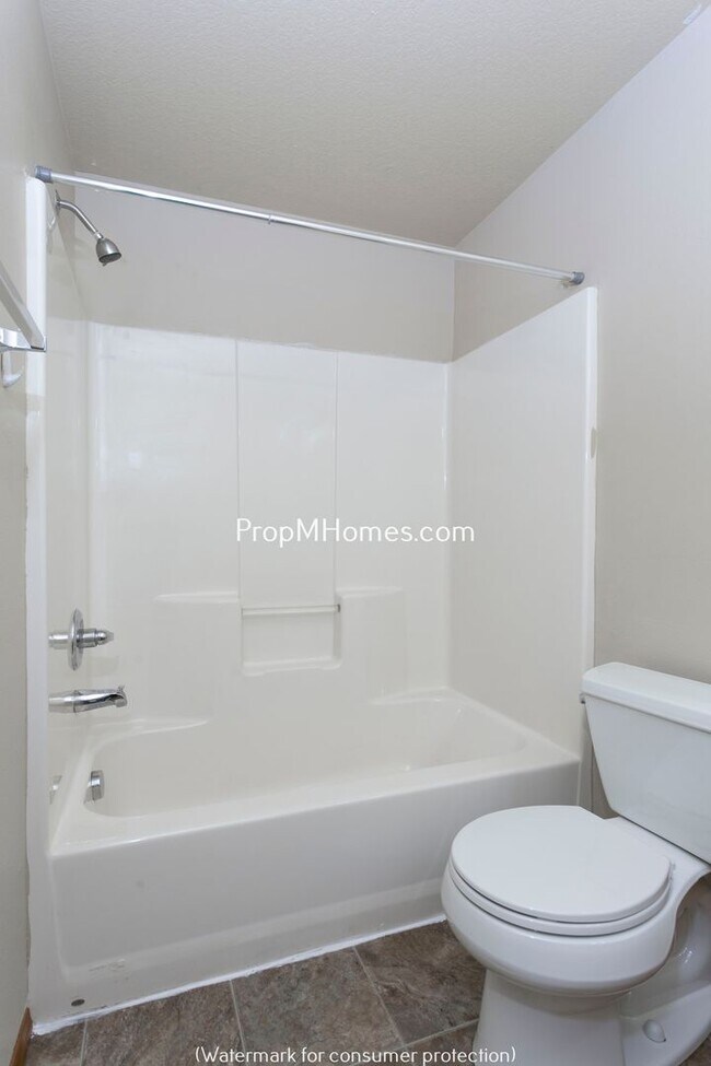 Building Photo - Comfortable 3-Story Townhome in Powellhurs...