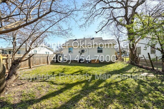 Building Photo - 4913 N Willow Ave