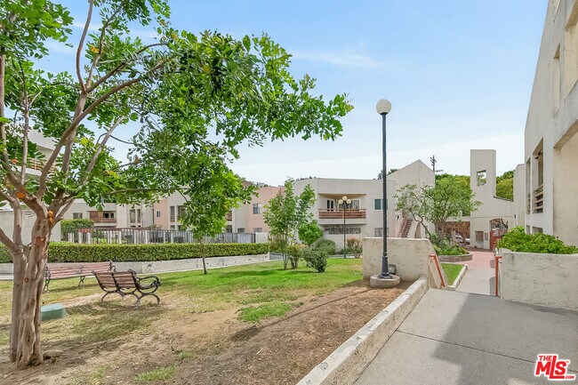 Building Photo - 1118 Valencia St