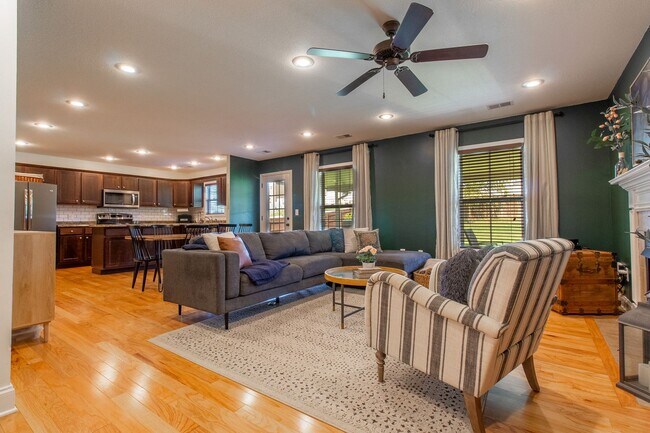 Building Photo - Beautiful 3 Bed/2.5 Bath Home with garage in Jonesborough