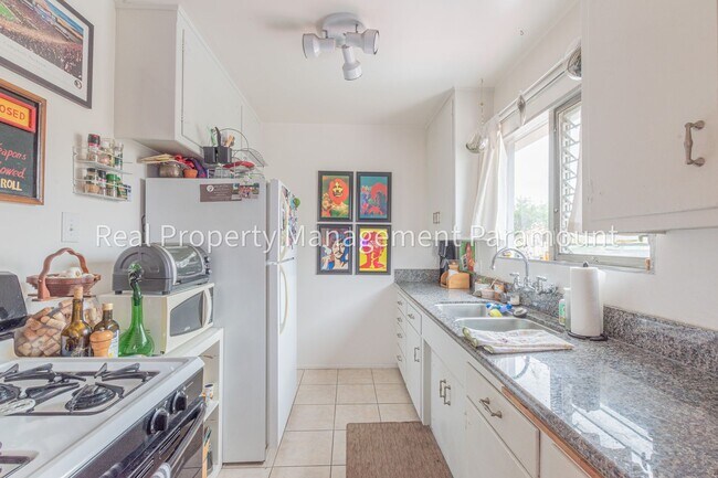 Building Photo - Really nice apartment close to the Grove