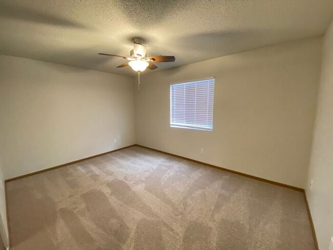 Building Photo - $1,095 | 2 Bedroom, 1 Bathroom 2nd Floor C...