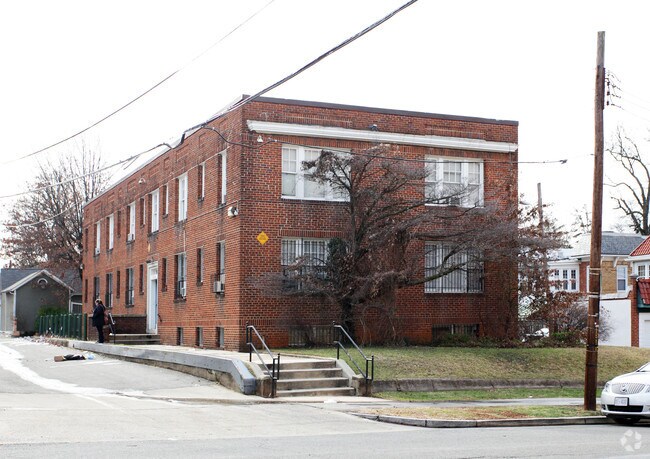 Primary Photo - 3720 Macomb St NW