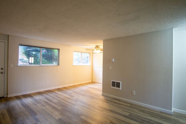 Building Photo - Ground Floor 2 Bdr Close to the Heart of Multnomah Village!
